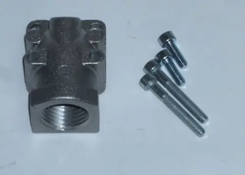Daikin Winkelflansch aus Metall mit einer innenliegenden Gewindebuchse und drei verzinkten Schrauben daneben auf hellem Hintergrund.